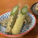 天串×和酒 佐香月 - アスパラ一本揚げ、って書いてあったから長いまま来るかと思ってた。よく考えれば、根本は噛み切り辛いから絶対この方が良い。熱々。塩で満足。