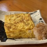 Tenkushi Wa Shu Sakaduki - だし巻き玉子ハーフ。食べた感じは、甘いタイプの厚焼き玉子。弾力。出汁感はある。でも汁っぽくない。イメージとは違うけど、好き。デフォで醤油がかかるのは、テーブルに岩塩と七味しかないから。