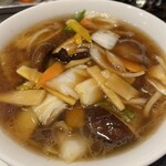 中華料理 新華 - スープに浸ったどんこが最高！椎茸のエキスがスープに溶け込んで重厚な美味しさが堪能できる