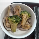 四日市ヒモノ食堂 - アサリとブロッコリーのガーリックソース炒め小鉢