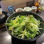 肉の雷橋 - お変わり無料のサラダ