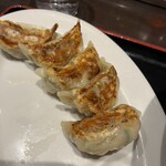 中華料理 新華 - 皮パリッと、具がゴロゴロ。余計なタレ不用、お酢のみで食べたら美味しさ倍増。