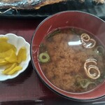 Yokkaichi Himono Shokudou - 味噌汁と漬物