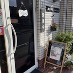 カフェレストシブヤ - 入り口には喫煙可能店の表示