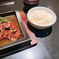 鉄板ダイニング 哲 - セットのご飯　　大盛り無料だけど、これは普通盛り
