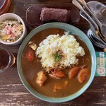 ナッシュカリー アメリカン - トマトカリー¥900外、中盛¥100外、辛さ2-5倍¥100外　ナッシュのカレーは甘スパイシーで独特な味だ。前回はそこにハマらずいまいちと感じていたが5辛+熱々のトマトにしたら最高に美味かった。