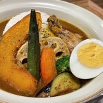 Achi Terasu 102 Soup Curry Dining - 手羽元スープカレー3辛(辛さMAX)¥1000内　手羽元ほろほろにんじん甘うま。量は多くなくルーはMAXでも辛口めかなという程度。珈琲1杯無料なので飲める人はお得。