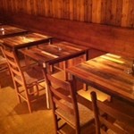 CAMPS - 開放的なテーブル席もご用意致しております。