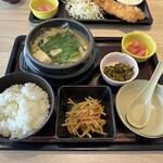 博多めんたい やまや食堂 - やまやの博多もつ鍋定食　1,530円(ご飯、明太子、高菜食べ放題)