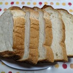 トイット Tiny Bakery - 料理写真:山形食パン一斤(¥360-)を５枚に