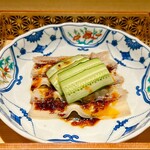 眞善美 - 蒸した薄切り神戸ポーク　ガーリックソース　胡瓜