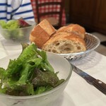Le Bouchon - サラダとパン