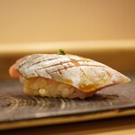 鮨 大門 - ◇ニシン（北海道）
      富山で鰊が頂けるとは、、
      僅かに乗せた浅葱をアクセントにして、咀嚼が引き出す香りと味わいは北海道で食べる味わいそのもの。