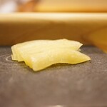 鮨 大門 - ◆ガリ
      甘めの仕様で軽やかなサクサク食感と酸味を瑞々しく広げていく美味しいガリ。