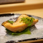 鮨 大門 - ◆桜鱒 焼き
      滲むほどに脂がノリノリで、噛みしめると甘旨味と共に香りが漏れるように美味さで溢れる！さらに皮目はパリッとした煌めきとえんみがめちゃくちゃ旨い！
      旬の美味しさを余すことなく堪能！