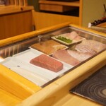 鮨 大門 - 本日のネタが並びます