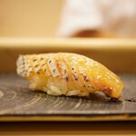鮨 大門 - ◇真鯛
      ほんのりと梅の香りを纏わせて、柔らかな旨みにシャリを染める！