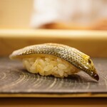 鮨 大門 - ◇小鰭
      身とシャリの酸味のバランスが絶妙に相乗し合い、味わいをグッと主張していく地元の小鰭。
      日本海産では新潟の「兄弟寿し」さんに次いで2度目の出会い。美味い！