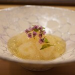 鮨 大門 - ジュレの優しい旨味に共鳴する白海老の澄んだ甘み。紫蘇の香りを添えると、よりキリッとした美味しさへと着地させる。