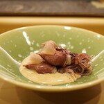 鮨 大門 - ◆ホタルイカと肝ソース
      ついさっきまで活きていたホタルイカ。内蔵が出ない茹で方ゆえにふっくらとした身。肝ソースに浸かった魅惑のフォルム。