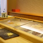 鮨 大門 - 氷でしっかり冷やされるネタケース