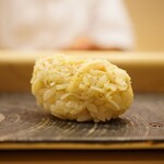 鮨 大門 - ◇本ズワイガニ
      口に放り込むと、繊維から滲ませる旨味の正体はカニ味噌と和えてある隠し技。さらに後追いするように立ち上がる香りがおいしさの余韻をつくる。