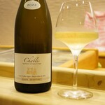 鮨 大門 - 気付けばシャブリが、、
      シャルドネの辛口をお鮨と合わせてさっぱりと。