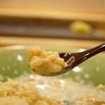 鮨 大門 - シャリの輪郭に宿すようにソースの旨味が合致し、咀嚼でシャリの酸味が美味さに拍車をかける！