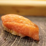 鮨 大門 - 口に入れた瞬間にトロけるあぶら。そのままミルキーにシャリを染めて膨らむ美味しさ！