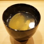 鮨 大門 - ●浅利のお吸い物
      澄んだ中に佇む大きな浅利は北海道産。
      ほんのりと山椒で引き締めることで凛とした味わいに。