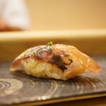 鮨 大門 - ◇鯵
      柔らかな食感から香りが引き出され、僅かに乗せた浅葱によって添える程度の香りと味を引き締めると、優しい旨味となって包まれる！
