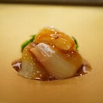 鮨 大門 - 噛むほどに梅肉ソースが鮃の旨味をキュッと引き立てて、肉厚の中に映える旨さと甘みが粘膜へ優しく降りてくる。 心をグッと掴む美味しさの先付け。