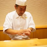 鮨 大門 - 大将の大門 太郎氏。
      北海道で身につけた江戸前の技術を富山前を超える魚津前のお鮨へと昇華させる。