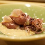 鮨 大門 - 温かさに圧をかけると感じる優しい食感。そのまま旨味がしっとり広がり、その綺麗な香りが包み込む！ 肝ソースの濃い味わいがホタルイカの旨味をさらに高めていく。 今まで食べたホタルイカ史上ダントツNo.1の美味さ！