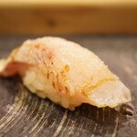鮨 大門 - きめ細やかな塩が浸透する煌めき、その後にやってくる抜群の薫香感！溢れんばかりの脂にシャリを泳がせ、抜けて感じる吐息に酔いしれる。