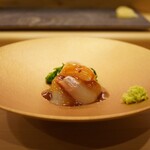 鮨 大門 - ◆鮃と菜の花の昆布〆
      もちろん鮃は魚津産。梅肉ソースをあしらって。