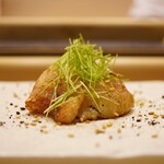 鮨 大門 - お皿を目の前にするとふんだんに香る胡麻の風味。
      軽く噛みしめると引き出された脂に乗せて旨みを滲ませ、胡麻の風味と黒七味の仄かな辛みをアクセントにして、ダイレクトな味わいを届ける。