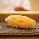 鮨 大門 - ◇鰤
      醤油に染まった身は舌触りからすぐに伝わる甘旨み。噛みしめるほどに鰤の鮮度とその存在感を魅せつける！