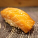 鮨 大門 - 漬けたことで旨さに落ち着きを与えて、それでも咀嚼を進めるとクリーミーな旨さを爆発！同時に抜けていく香りも極上の彩りを添える！