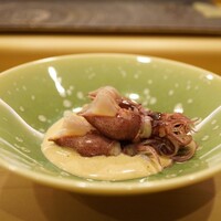 鮨 大門 - ◆ホタルイカと肝ソース
                ついさっきまで活きていたホタルイカ。内蔵が出ない茹で方ゆえにふっくらとした身。肝ソースに浸かった魅惑のフォルム。