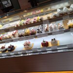 パティスリー ノア - 大きなショーケースでした。