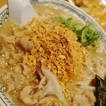 丸源ラーメン - 大量に投入