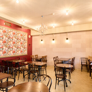 シャンデリアがきらめくエレガントな空間で、心満たされる