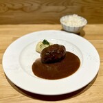 洋食 おがた - およそ150gぐらいはあるだろうボリューム感