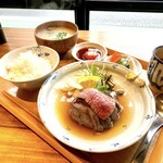 Kiyoki Hitoshina - 出汁ステーキの土鍋ご飯定食（150g）味噌汁、お新香、黄身醤油付き