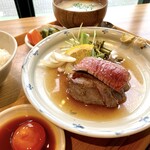 清喜 ひとしな - 出汁ステーキの土鍋ご飯定食（150g）味噌汁、お新香、黄身醤油付き