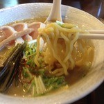 麺や しき - らぁ祭限定　濃厚白湯（880円）麺リフト