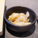 Tachiguizushi Jinjin - ◆ガリ
      口当たりは甘めに、薄い一枚が口を潤すように甘旨味でリセットさせる。