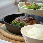 En KITCHEN - 盗撮したお隣の方の「ハンバーグ」も美味しそう。