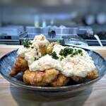 En KITCHEN - ◆チキン南蛮の量に驚きますね。完食出来るかしら。 甘酢に浸した後、自家製のタルタルをかけられています。このタルタルが美味しくて。^^